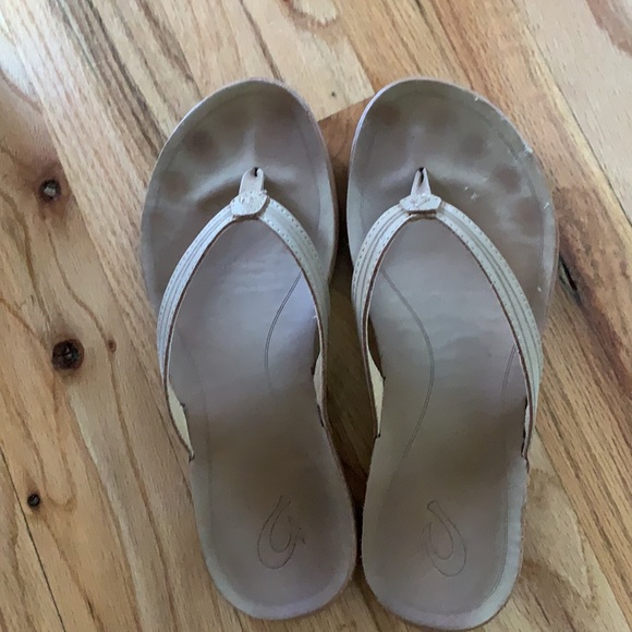 Olukai Ladies Flip Flops - Picture 2 of 3